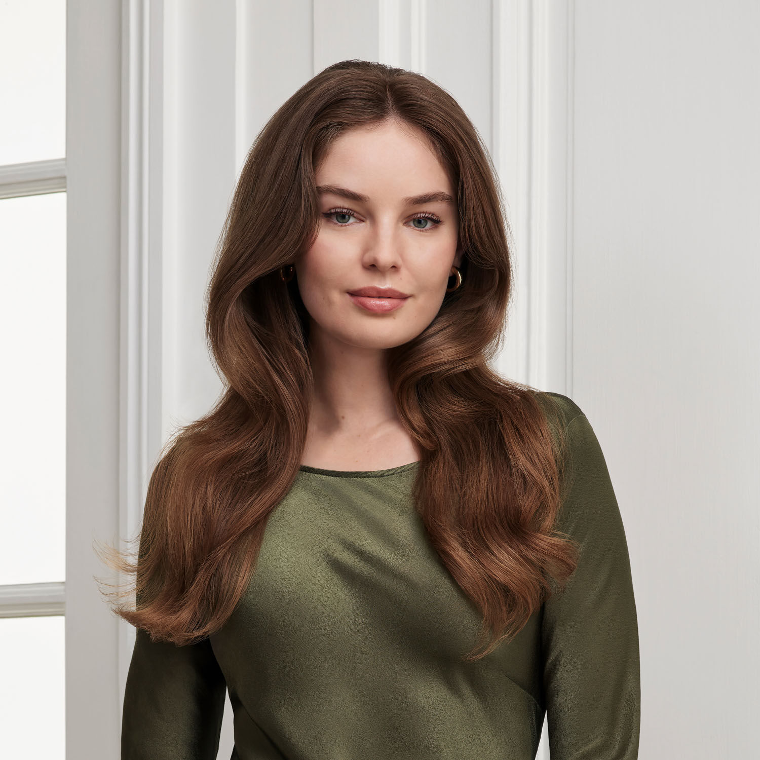 Modella con capelli acconciati utilizzando Brosse volume Air Wand